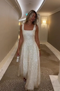 Vue détaillée du tissu à paillettes scintillantes de cette élégante robe de soirée champagne