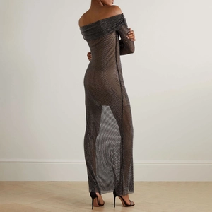 Abito da sera scintillante con spalle scoperte in mesh nero con paillettes argento