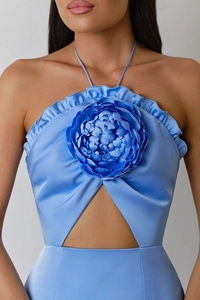 Détail de la robe licou en satin bleu avec grande fleur 3D et découpe en forme de goutte