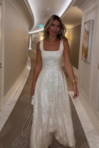 Détail de la robe de soirée ivoire à paillettes scintillantes avec un décolleté carré chic