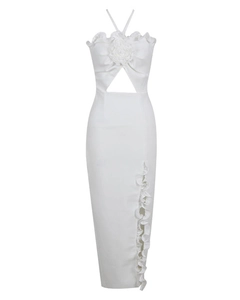 Détail du décolleté licou avec fleurs 3D appliquées et volants sur cette robe blanche chic