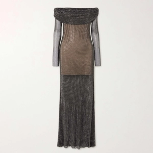 Elegante abito lungo con spalle scoperte in maglia scintillante e maniche lunghe