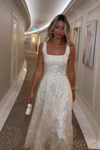Détail de robe beige élégante à paillettes avec col carré et silhouette fluide en A