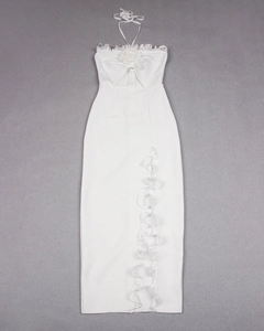 Détail de robe dos nu blanche avec fleurs 3D et fente ornée de volants
