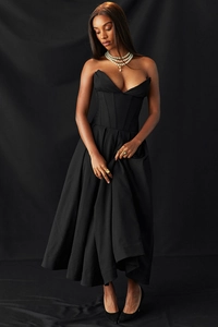 Détail d'une robe bustier noire avec structure corset et décolleté en V plongeant chic