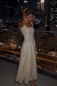 Vue détaillée d'une robe de soirée blanche à paillettes sans manches avec fond urbain