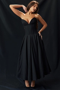 Détail de la robe bustier noire avec décolleté en cœur et taille à baleines corset