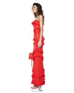 Détail de la robe longue bustier rouge avec volants superposés et mousseline légère