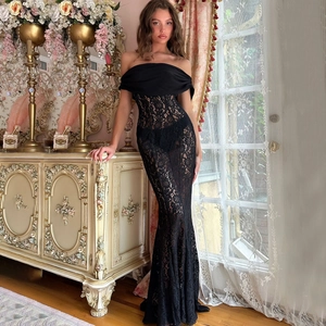 Robe de soirée élégante en dentelle noire à épaules dénudées avec coupe sirène ajustée