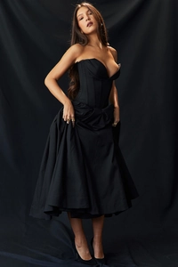 Robe corset noire élégante avec corsage ajusté à baleines et jupe volumineuse