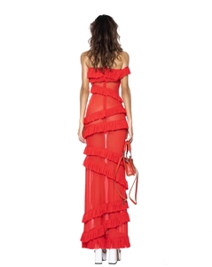 Détail des volants superposés en mousseline rouge et design plissé de la robe longue