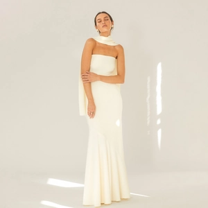 Sleeveless off-the-shoulder mermaid dress in pleated ivory fabric with neck scarf