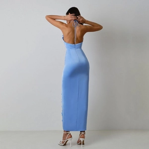 Robe longue élégante en satin bleu clair dos nu avec licou pour soirées habillées