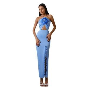 Robe longue dos nu bleu clair avec fleur en relief, découpe taille et fente à volants
