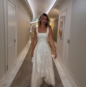 Robe de soirée élégante à paillettes blanches avec col carré et silhouette scintillante