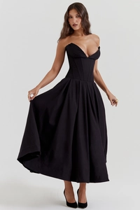 Détail du corsage structuré avec décolleté en V sur cette robe midi noire