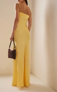 Detail eines eleganten gelben Satin-Maxikleides mit Spaghettiträgern und Rückenansicht