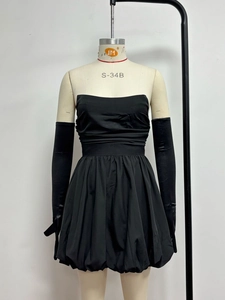 Detail des schwarzen trägerlosen Ballkleides mit geraffter Taille und langen Handschuhen