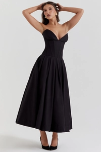 Détail de robe de soirée noire bustier avec corset à encoche en V et plis élégants