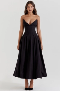 Détail du corsage style corset avec décolleté en V et plis sur robe bustier noire