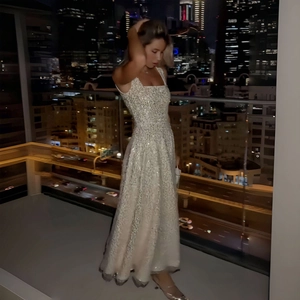 Robe de soirée élégante à paillettes blanches avec décolleté carré et coupe trapèze cintrée