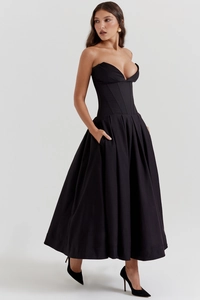 Détail d'une robe de soirée bustier noire avec poches latérales et jupe ample élégante