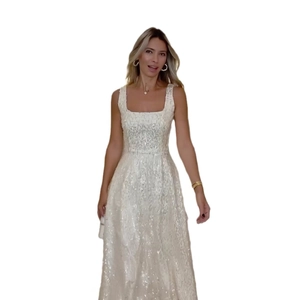 Robe de soirée élégante sans manches à paillettes blanc cassé, col carré et coupe évasée