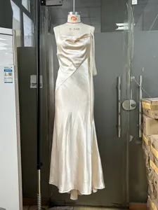 Dettaglio dell'abito da sera in raso champagne con scollo a cappuccio e spalline sottili
