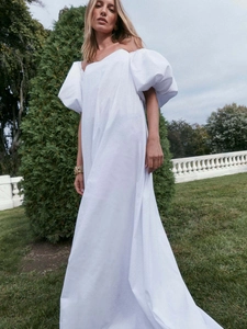 Robe longue blanche élégante à épaules dénudées avec manches bouffantes et jupe évasée