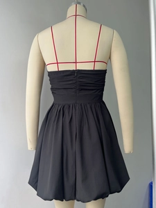 Detailansicht des Reißverschlusses am Rücken und des Ballon-Saums am schwarzen Kleid