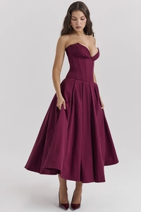 Détails du corsage bustier bordeaux et de la jupe plissée sur une robe de soirée midi