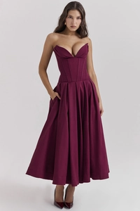 Détail de robe bustier bordeaux avec corsage baleiné et jupe plissée élégante