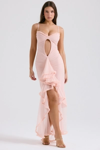 Détails de la robe rose en mesh avec découpe et ourlet à volants asymétriques