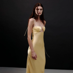 Elegantes hellgelbes Satin-Maxikleid mit muschelförmigem Ausschnitt und schmaler Passform