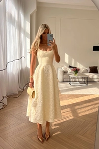 Détail de la texture jacquard sur une robe à bretelles de style français crème