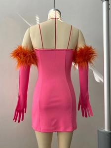 Λεπτομέρεια ροζ μίνι φόρεμα bodycon με πορτοκαλί φτερά στα μακριά μανίκια του ρούχου