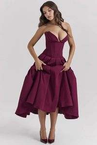Détail d'une robe bustier bordeaux profond avec corsage corset et jupe en satin