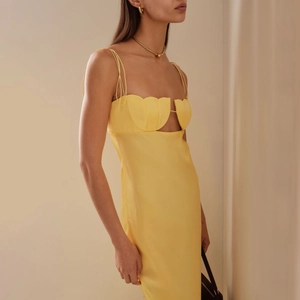 Elegantes gelbes Satinkleid mit muschelförmigem Ausschnitt und schmaler Passform