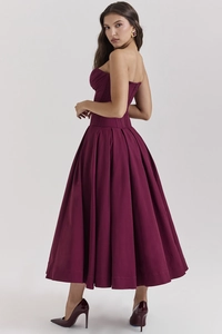 Vue détaillée de la robe bustier bordeaux avec corset ajusté et jupe plissée longue