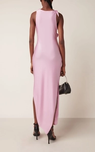 Vue arrière de la robe longue en satin rose avec fente latérale et design sans manches