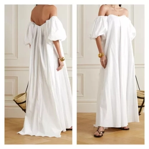 Robe longue blanche chic à épaules dénudées avec manches bouffantes et dos nu