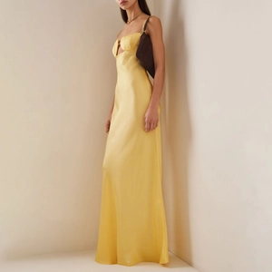 Elegantes gelbes Satin-Maxikleid mit schmalen Trägern und sexy V-Ausschnitt-Ausschnitt