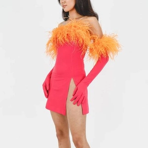 Ματζέντα στράπλες bodycon φόρεμα με πορτοκαλί φτερά και ασορτί μακριά γάντια