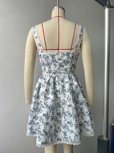 Détail de la fermeture éclair invisible et de l'imprimé floral bleu de cette mini robe
