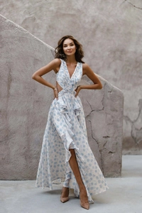 Detail eines hellblauen Blumenkleides mit tiefem V-Ausschnitt, Cut-outs und Rüschenschlitz