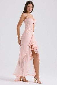 Détails de la robe en tulle rose avec découpe sexy et ourlet à volants irréguliers