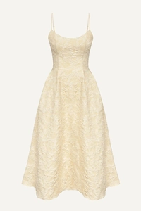 Détail de la robe crème avec texture jacquard gaufrée et fines bretelles élégantes