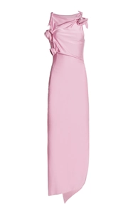 Détail de la robe en satin rose montrant le nœud floral 3D et la texture soie