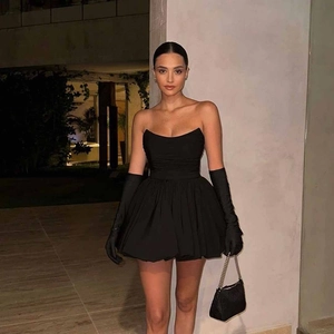 Damen Hepburn-Stil Kleines Schwarzes Mini-Kleid Sexy Gerafftes Bandeau Bubble-Saum Party-Kleid Elegantes Abend-Kleid Mit Handschuhen
