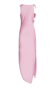 Détail de la robe en satin rose clair sans manches avec nœud floral et plis élégants